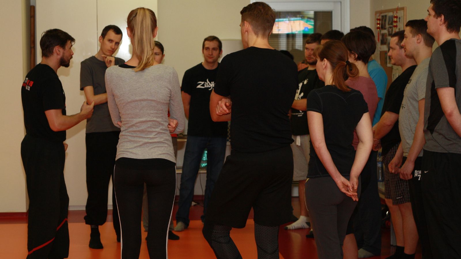 Instruktor vede lekci Wing Tsun pro muže v Rakovníku